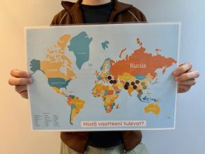 Mistä vaattesi tulevat -kartta käsissä pidettynä 