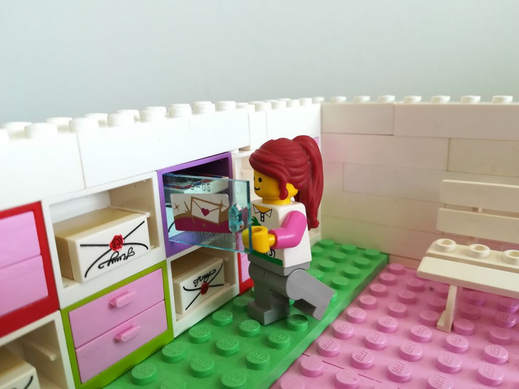 Lego-ukko hakee pakettia automaatista