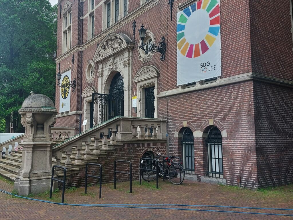 Tiilinen talo, jonka seinässä lukee SDG house.