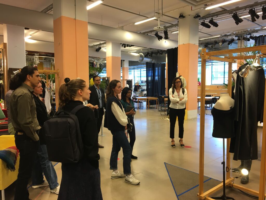 Kuva, jossa tutkijat tututustuvat kiertotalouden liiketoiminnan mahdollisuuksiin Boråsissa